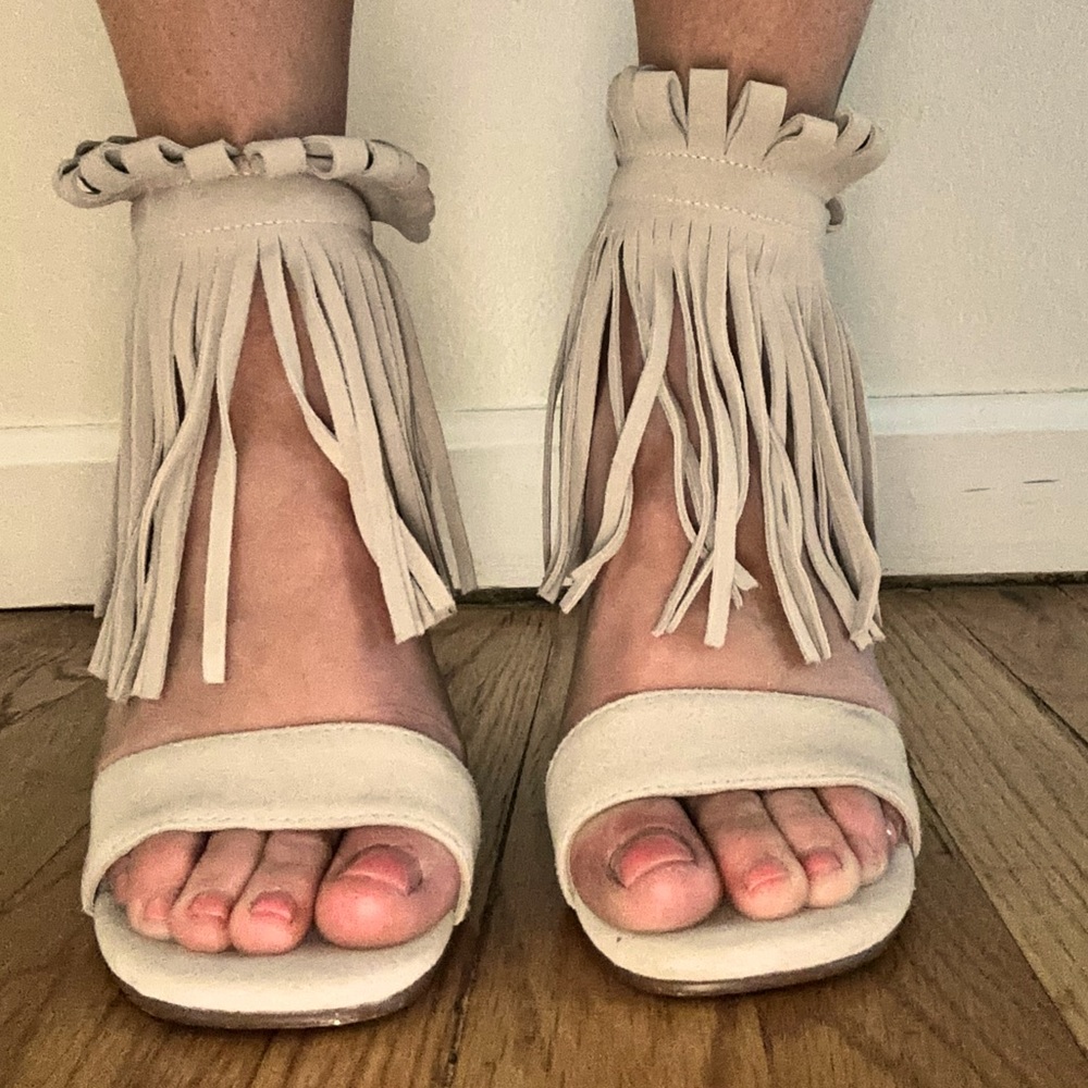 🔥FRINGE beige fringe heels